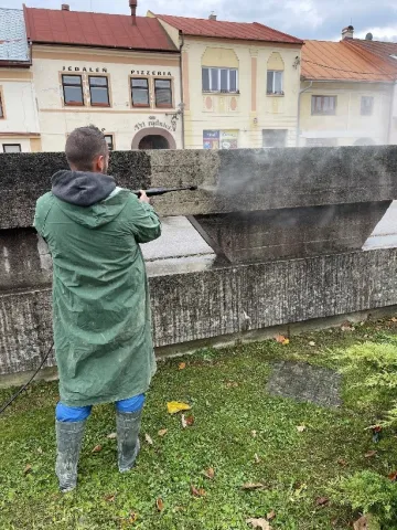 Fotogaléria - Obnova a oprava Pamätníka a pamätnej tabule obetiam II. svetovej vojny v Rajci - Realizácia práca na obnove a oprave pamätníka a pamätnej tabule