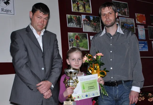 Najlepší športovec Mesta Rajec za rok 2011 Dominika Tomčíková - Šachový klub; ocenenie odovzdáva primátor mesta Rajec Ing. Ján Rybárika a predseda Komisie pre školstvo, kultúru a šport Mgr. Michal Šupka